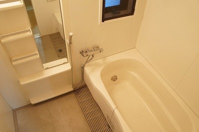 Bath. Spacious bathroom.