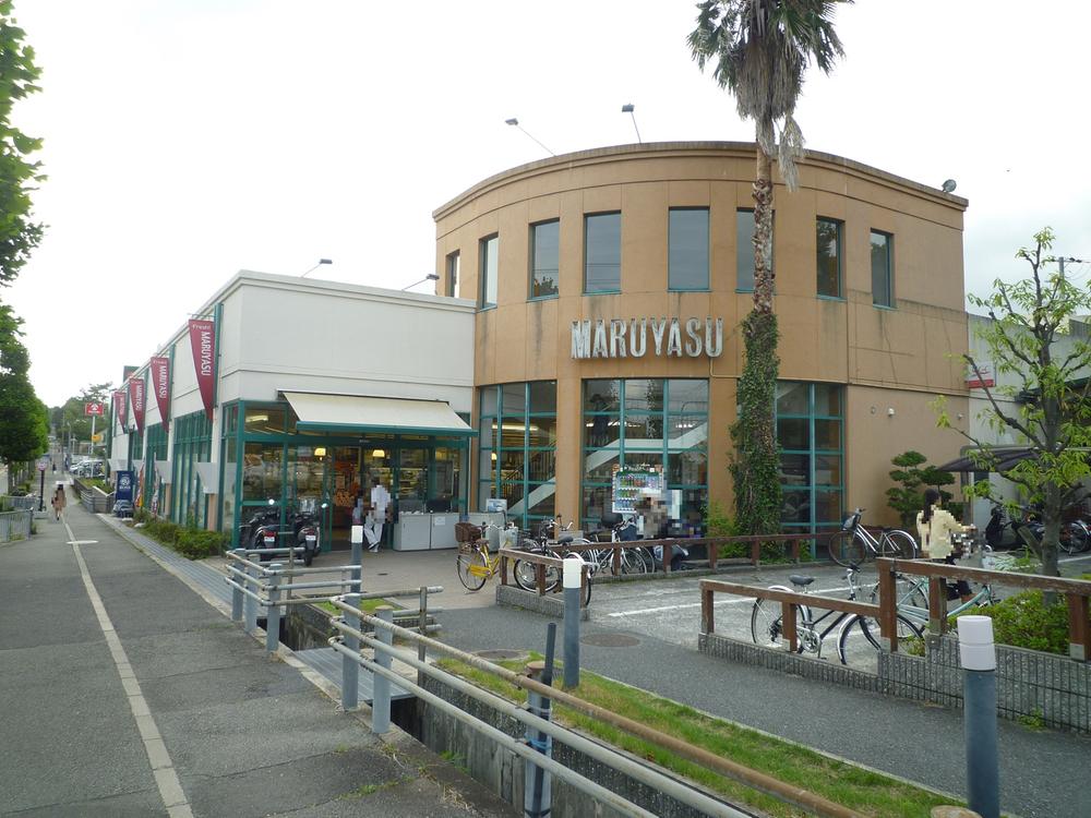Supermarket. 883m to Super Maruyasu Minoo store