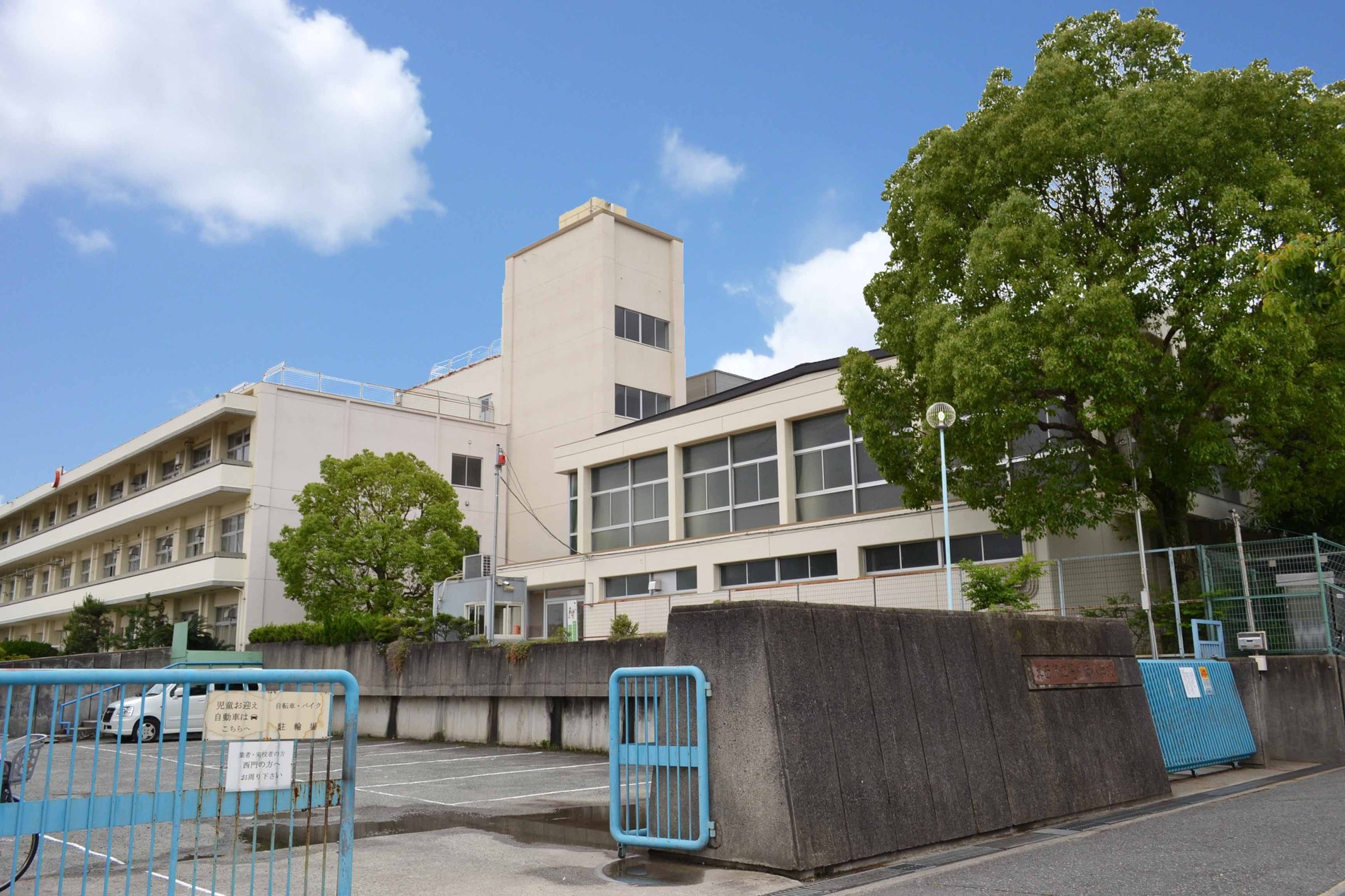 Primary school. 250m to Minami Toyokawa Elementary School  [3-minute walk] To enrich the day-to-day lessons, In advance of the fun it can be seen teaching building for the children of each and every Minami Toyokawa Elementary School, Personal computers and English, Full opportunities to touch, such as the handicraft. Likely to learn fun and friends