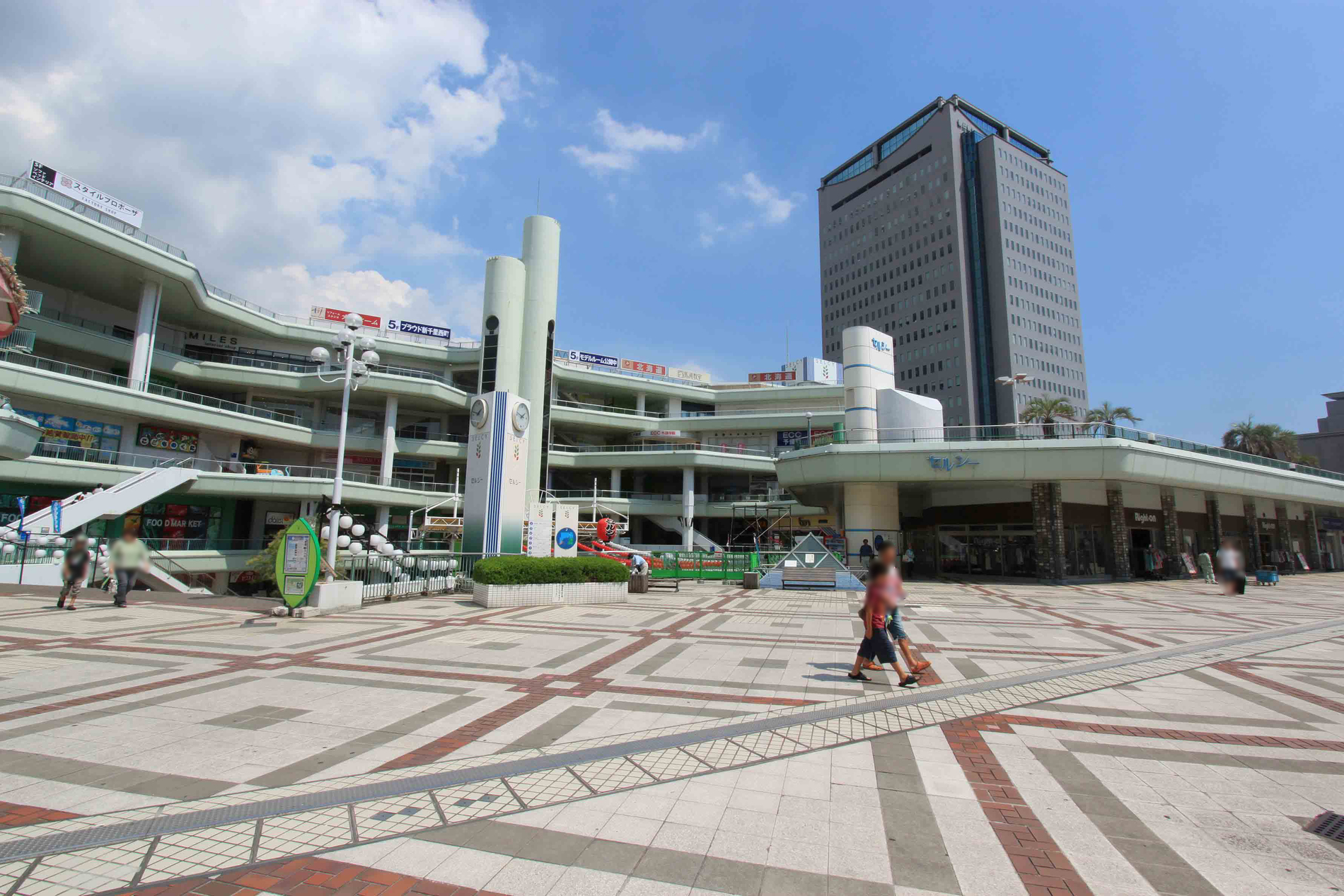 Shopping centre. Until Serushi 2000m  [Walk 25 minutes] In Serushi of direct connection to the subway Midosuji Line "Senri" station, It has also been made, such as events in the middle of the square, Enjoy the day. Besides enhancement facilities such as Hankyu and Daimaru Chisato