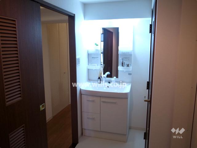 Wash basin, toilet. Local (10 May 2013) Shooting