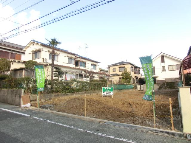 Local photos, including front road. Height difference between the road is about slightly. Four parallel parking Allowed car frontage 9.6m. Green flag is the mark of our company (the seller). 