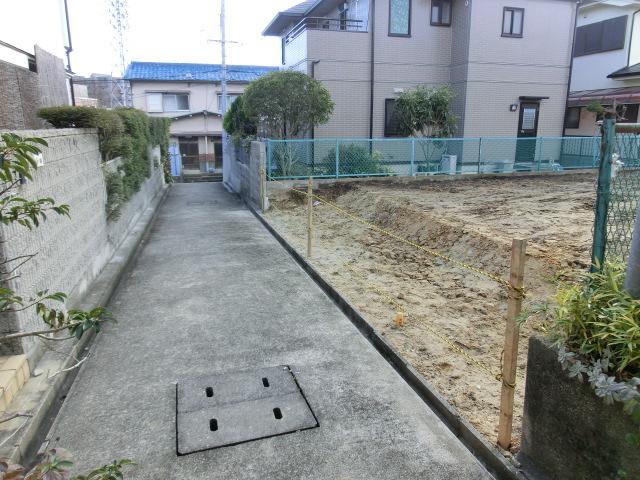 Other local. Site east side faces the passage (driveway), And ventilation is good per yang because it is the open space. Local Please check. 