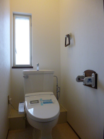 Toilet. Second floor toilet ・ Toilet seat had made with cleaning warm function
