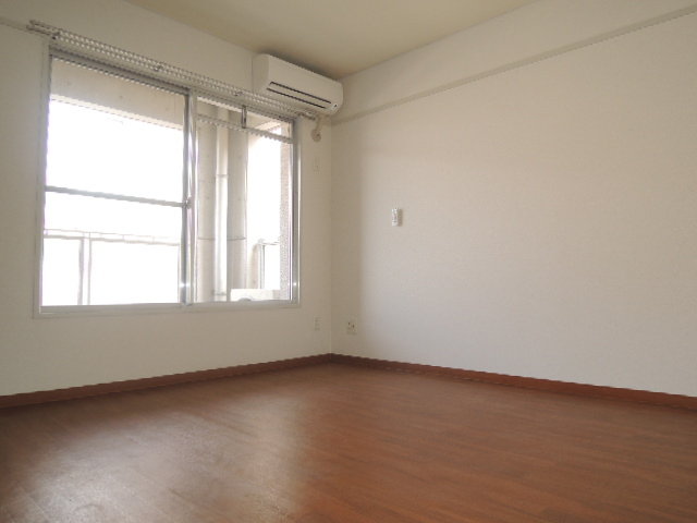 Other room space. It is also a large Western-style ~