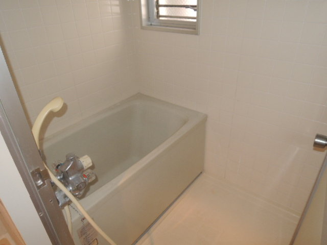 Bath. A window in the bath ・  ・  ・ 