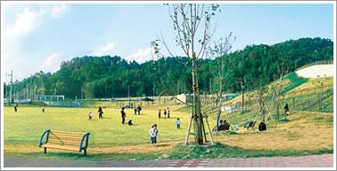 park. Minoo Mori is in 300m Minoo forest-cho to neighborhood park dotted with seven of the park, inside that, This is the most wide park is Minoo Mori neighborhood park. Good weather holiday is not only residents, Families visited also from the city of around, Crowded.