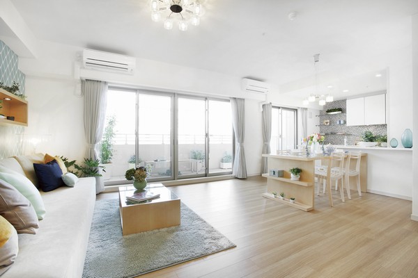 Open living space of the south-facing wide span. LD is widely about 15.1 tatami mats, Family can relax in their own way
