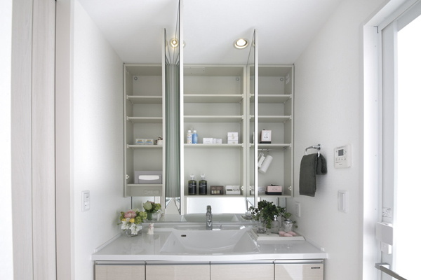 Bathing-wash room.  [Kagamiura storage (with anti-fogging heater)] The back of the three-sided mirror, Cosmetics and hair care products, Space can be stored have been installed and Accessories (same specifications)