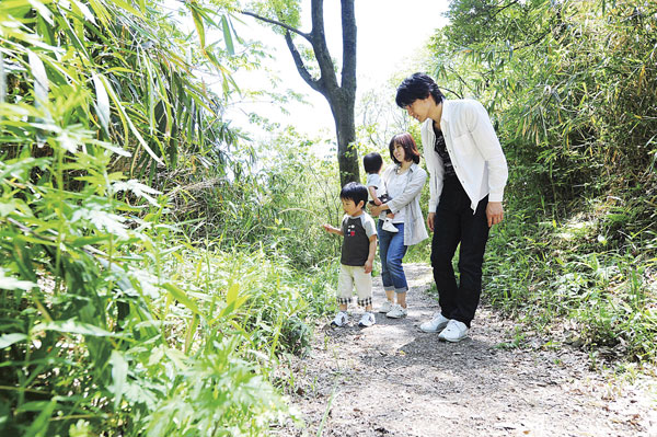 Surrounding environment. Leaving intact the natural woodlands "Asagi Satoyama park" (11 minutes' walk ・ About 880m)