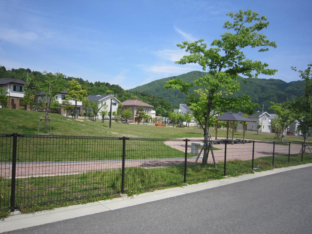 park. Walk there is a lush green wide park in 1 minute. It is a walk also fun wrapped in fresh air and the views of the child and the four seasons in the holiday.