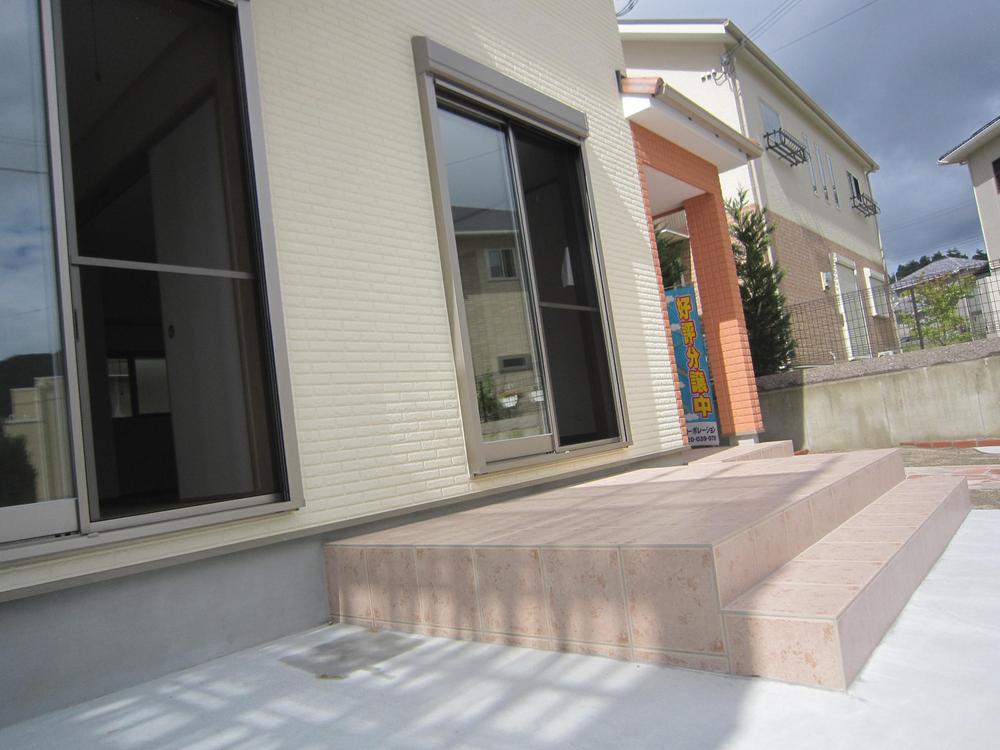 Garden. Vestibule with a terrace. Tile terrace like a wood deck, summer, Not hot, Cleaning is also easier.