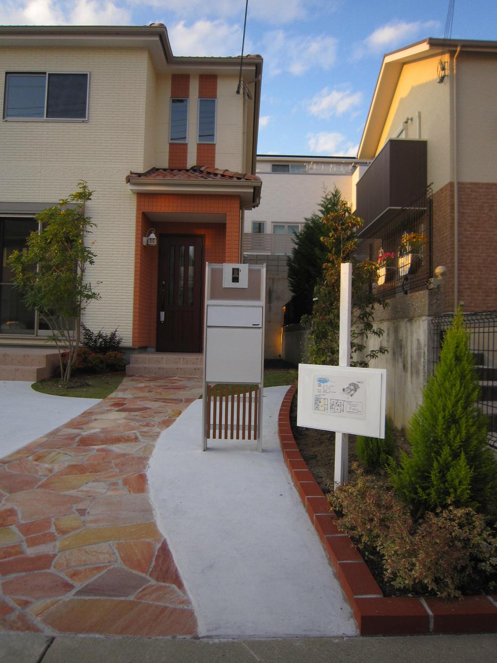 Entrance. Spacious entrance approach along the planting.