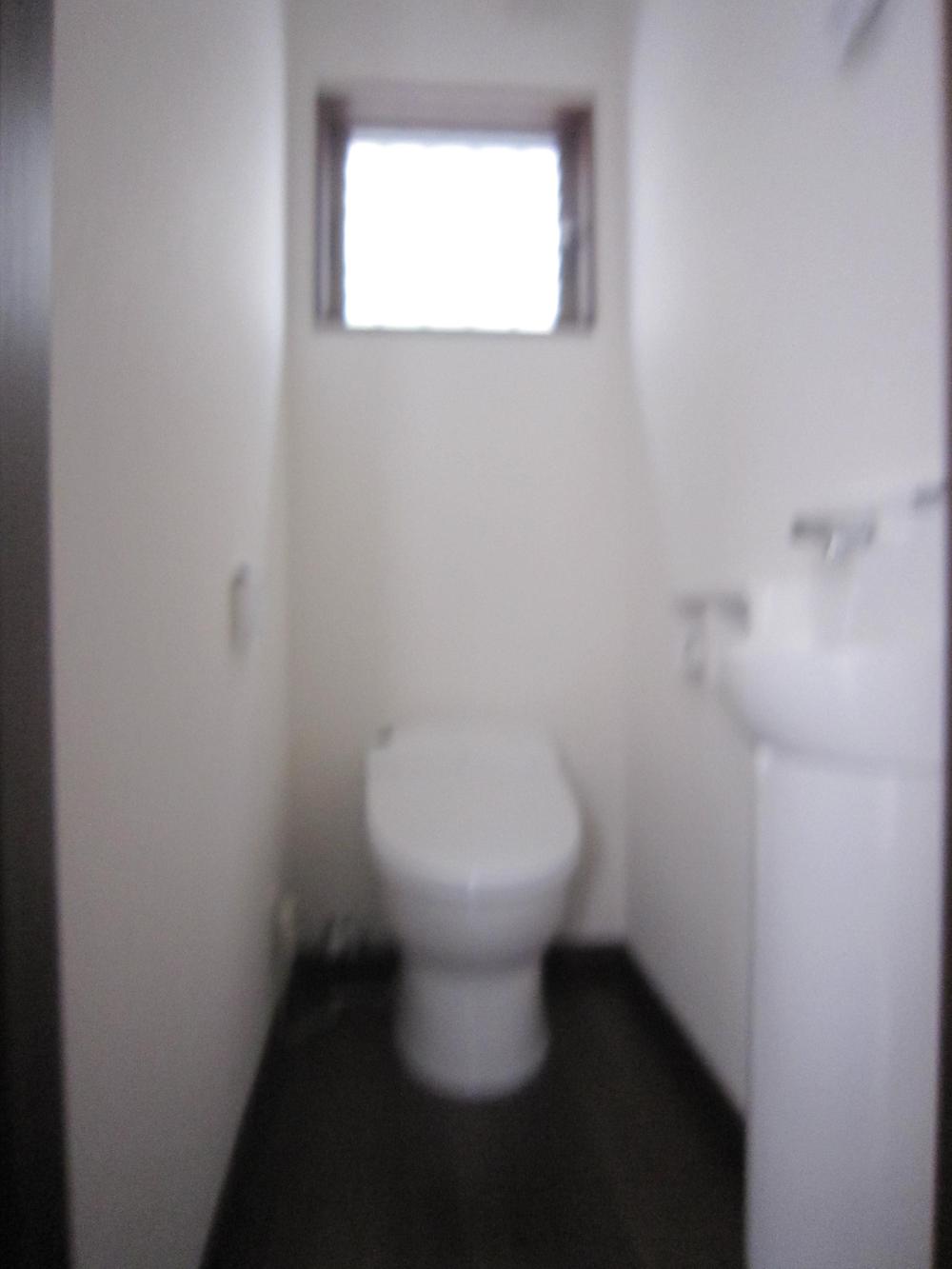 Toilet. First floor tankless toilet. It small children because it is with hand washing can also be a good hand washing.