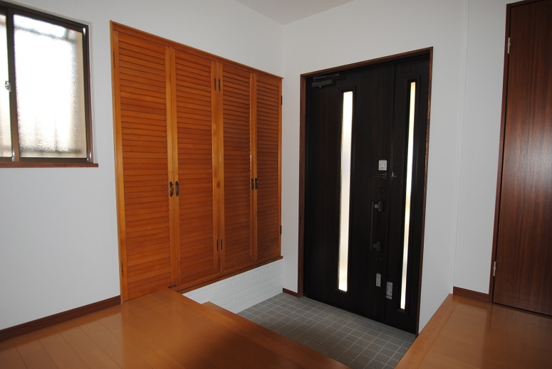 Entrance. Large shoe closet is equipped with