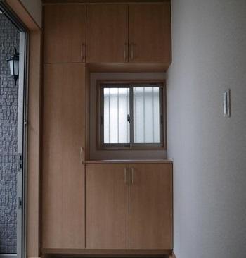 Entrance. Same specifications photo (shoebox)