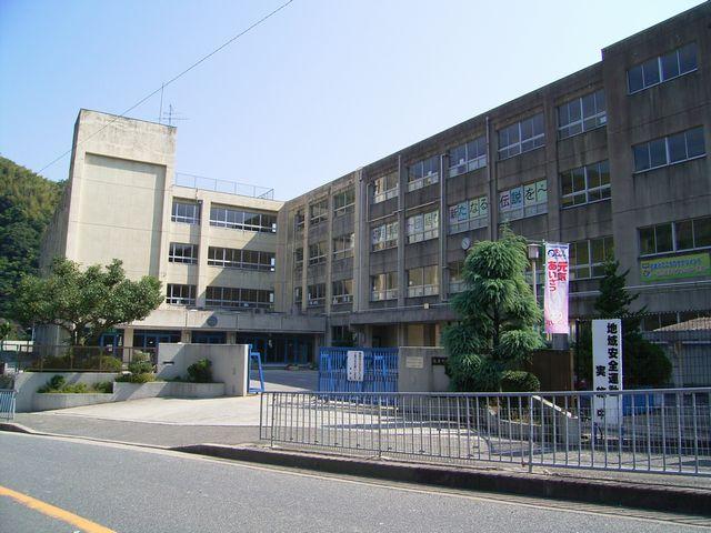 Junior high school. 883m until Shimamoto Municipal second junior high school Shimamoto stand second junior high school