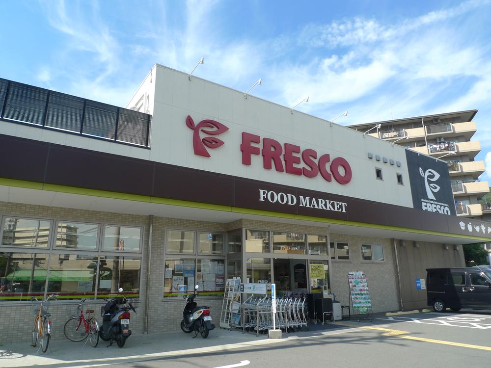 Supermarket. Until fresco 880m