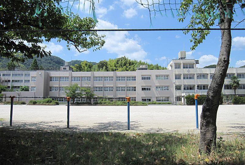 Primary school. Shimamoto 1263m stand up to the second elementary school