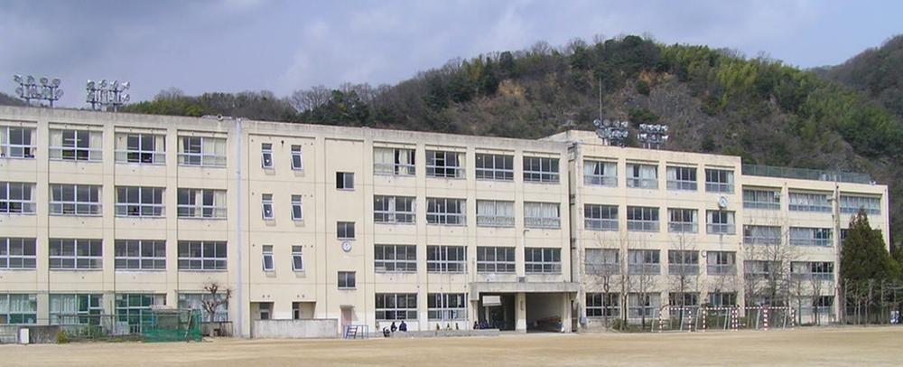 Primary school. Until Shimamoto Municipal second elementary school 570m Shimamoto stand second elementary school