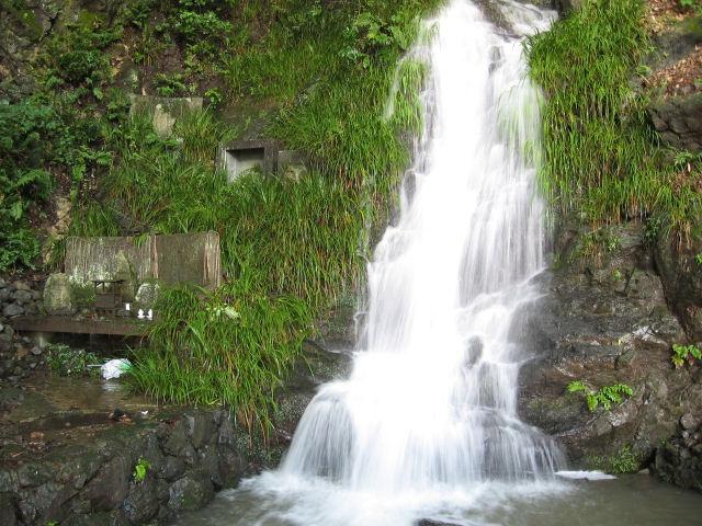 Other Environmental Photo. A source of water to represent the waterfall up to 2500m Shimamoto of Minase is Takiyagawa emitted in Fukaya of showdown west ridge, Showdown is clear and cold waterfall height of about 20 meters was caused by fault.