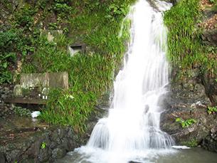 Other Environmental Photo. A source of water to represent the waterfall up to 1600m Shimamoto of Minase is Takiyagawa emitted in Fukaya of showdown west ridge, Showdown is clear and cold waterfall height of about 20 meters was caused by fault.