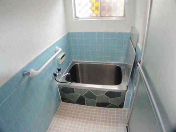 Bath. Already replacement tile Zhang! 