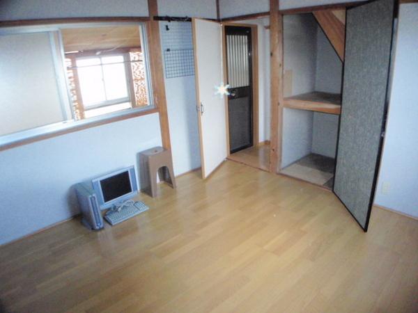 Living and room. We go to the laundry room from this room ☆ 