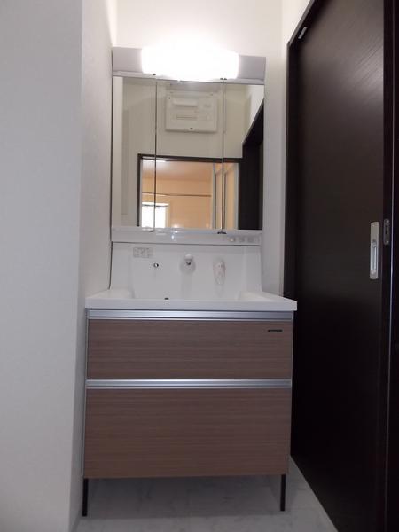 Wash basin, toilet. Fine basin space will produce a clear