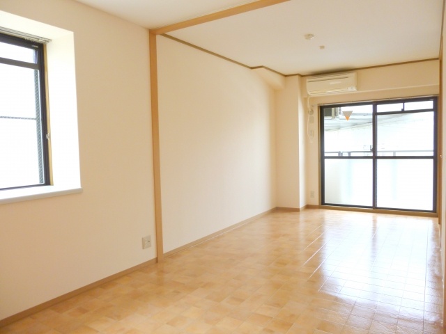 Living and room. There are about 14 quires LDK, spacious