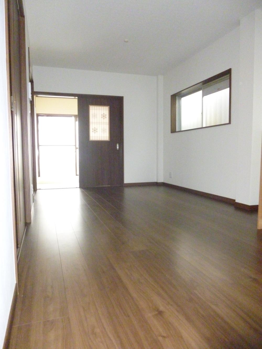 Non-living room. After all, bright and open the Japanese-style door