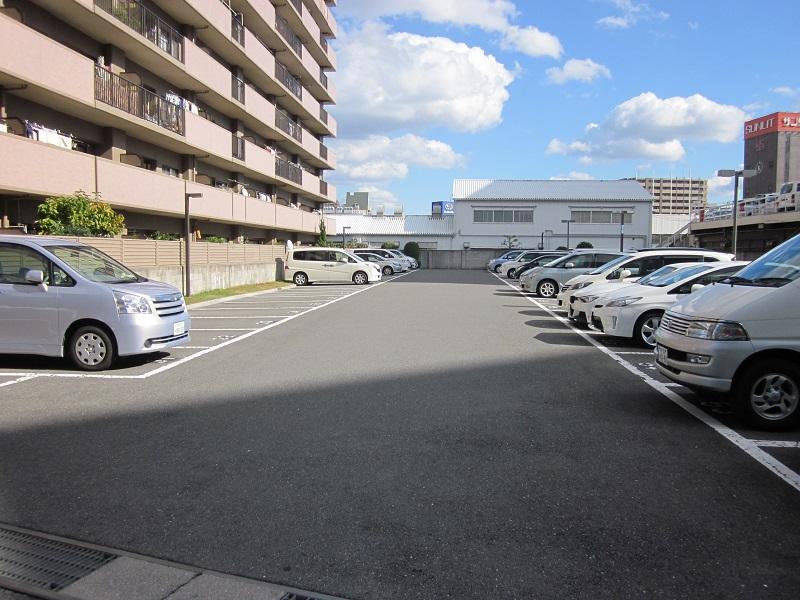 Parking lot. The room is beautiful! !