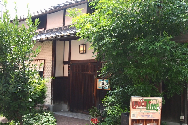 Townhouses cafe "Yumedono" (5 minutes walk ・ About 400m). And taste like old houses, Unwind with a delicious lunch. Also popular original desserts and cakes