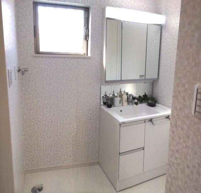 Wash basin, toilet.  [Bathroom vanity] The back of the three-sided mirror, It has become a storage space