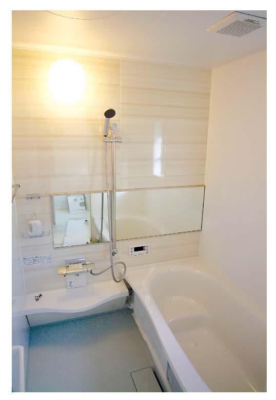 Bathroom.  [System bus] In sliding shower hook it is easy to use the bathroom to everyone of your family