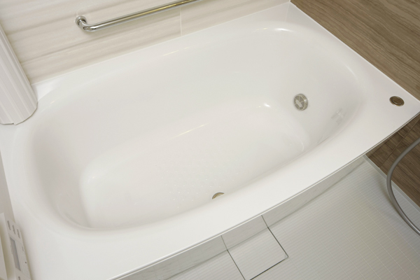 Bathing-wash room.  [Arcuate tub] Design of arch types, such as body flows into the tub. Bath time, you can enjoy in a comfortable position (same specifications)