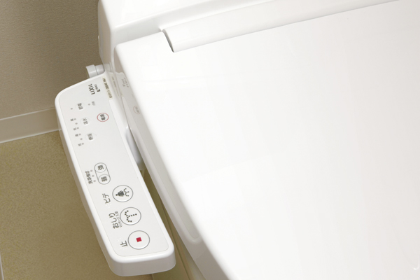 Toilet.  [Warm water washing heating toilet seat] Cleaning the toilet seat ・ Equipped with features such as heating. You can comfortably use the toilet at any time (same specifications)