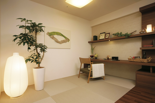 Interior.  [Sum Corner] Sum corner living ・ Dining and can be integrated use, Open space that can be used for multi-purpose. In flavor with modern Ryukyu-style tatami it has been refined, Adorned with rich the service and hobbies of the field ( ※ )
