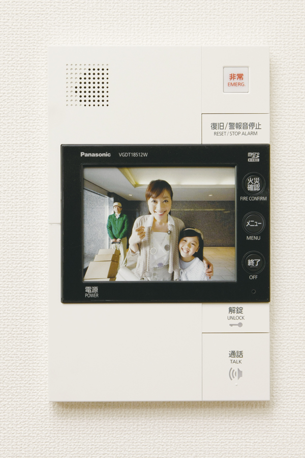 Security.  [Color TV monitor with a hands-free intercom] Visitors to the color TV monitor with a hands-free intercom that can unlock the auto-lock after checking with audio and video, fire ・ Gas leak ・ Equipped with an emergency communication of security and courier display function. At the time of absence, Recording visitor's face and voice ・ You can record. Also, LCD touch panel of the big screen, It has also been consideration to ease of use in a smart design (same specifications)