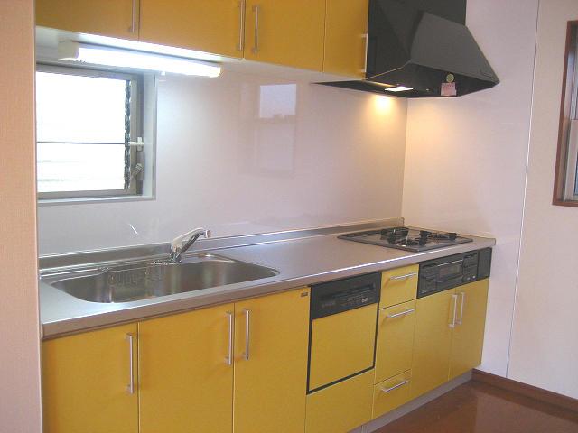 Kitchen.  [kitchen] Bright yellow of the system kitchen! Dishwasher ・ Gas stove is not in use