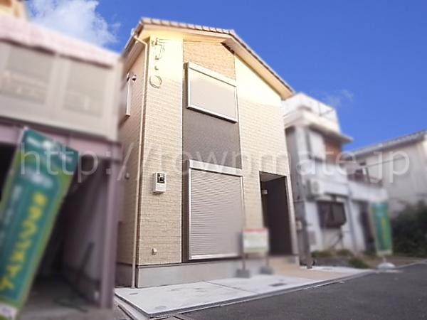 Local appearance photo. Parking space spacious