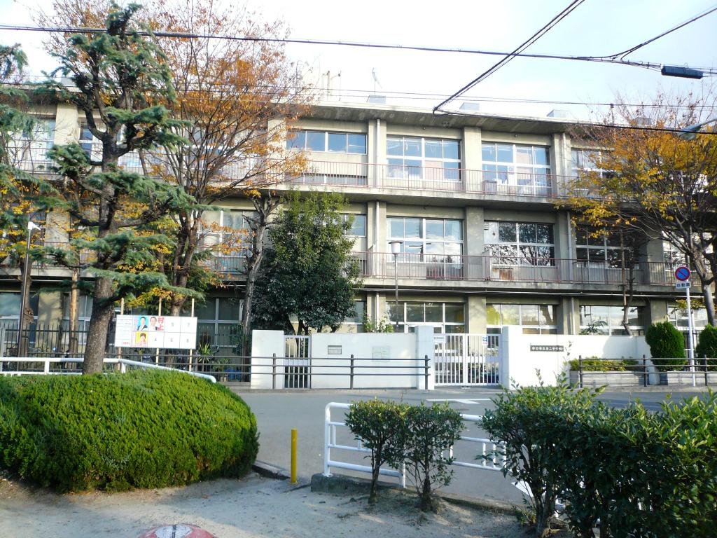 Junior high school. Moriguchi stand second junior high school (junior high school) up to 1095m