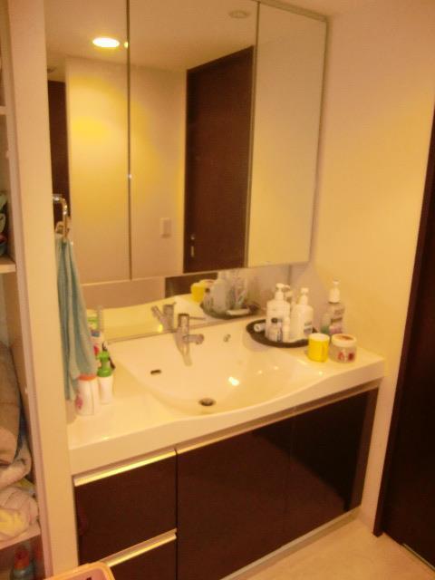 Wash basin, toilet. Shampoo dresser with wash basin
