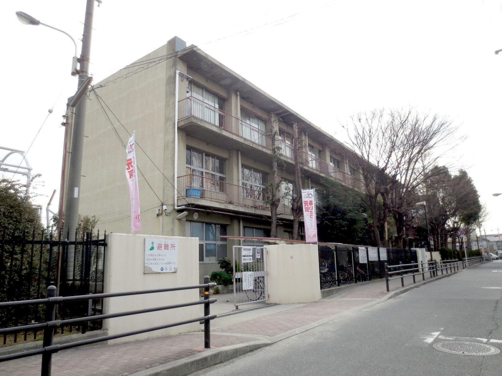 Junior high school. Moriguchi stand second junior high school (junior high school) up to 402m