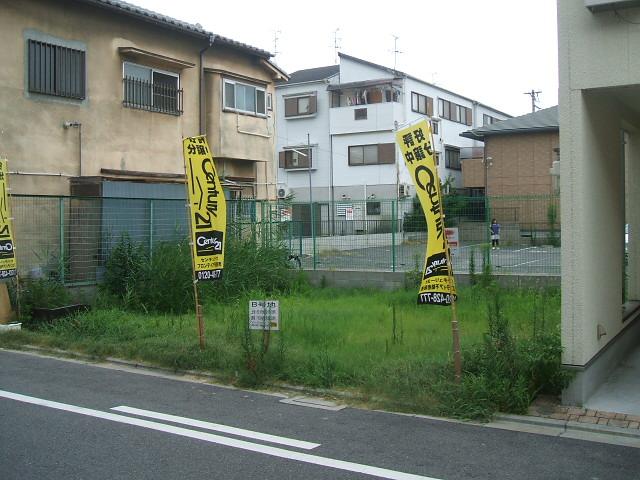 Local photos, including front road.  ◆ Local Photos