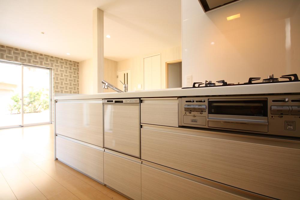 Kitchen. Close the distance between the family, Open face-to-face kitchen!