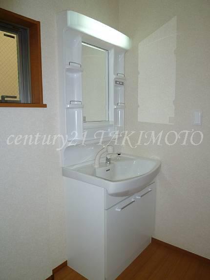 Wash basin, toilet. Storage rich and simple washbasin! !