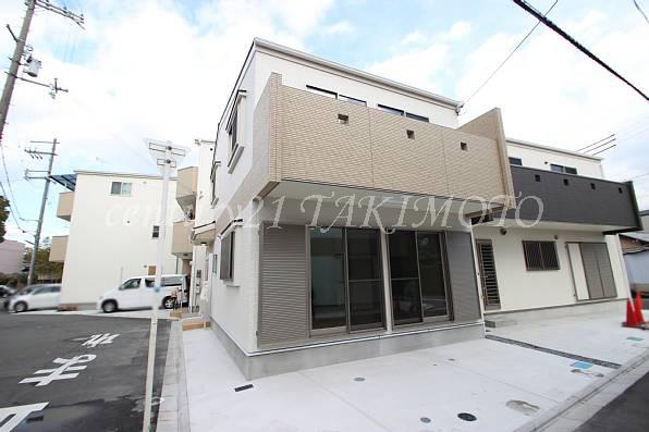 Local photos, including front road. Streets well-equipped all 17 compartments!