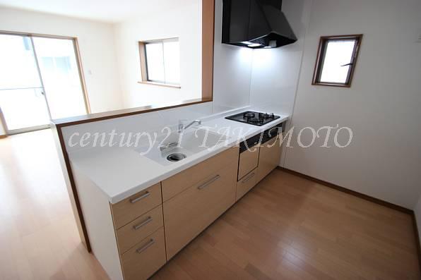 Kitchen. Popular face-to-face kitchen! Storage is also abundant!