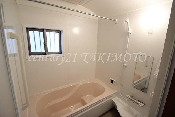 Bathroom. About 1 square meters of bathroom. Spacious bathtub puts afield!